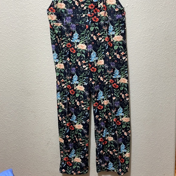 Women's Floral Bibbed Overalls. Very Cool And Good Condition. Size 2 X. - Picture 2 of 14